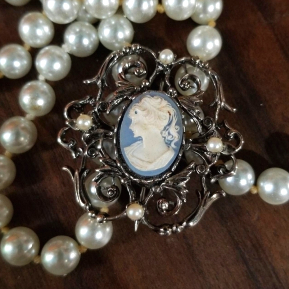Vintage Silver Tone And Light Blue Cameo Brooche - Picture 2 of 3
